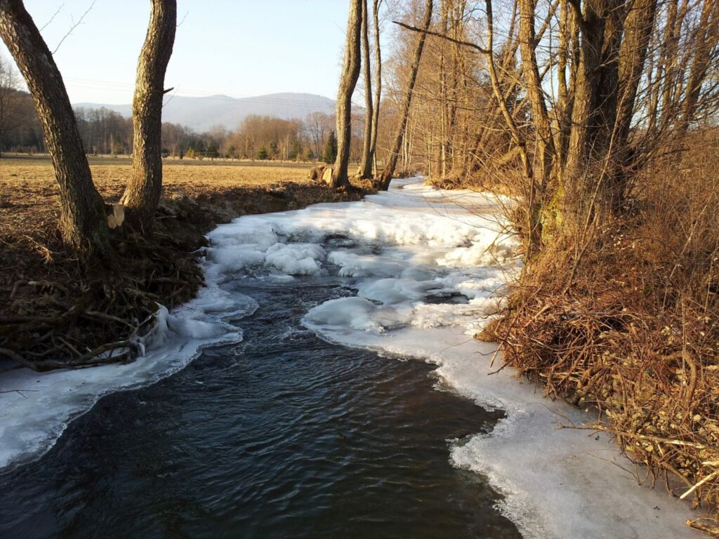 Rhome, rivière de Lachapelle-sous-Chaux, gelée en hiver.